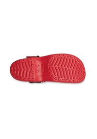 Czerwona gumowa podeszwa sandała z teksturowanym bieżnikiem, oznaczona logo "Crocs" oraz informacjami o rozmiarze.