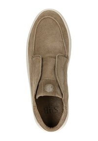Bruine suede instapper met elastische zijpanelen, ronde neus en gestructureerde binnenvoering. Inclusief een ronde logo-accent op de bovenkant.