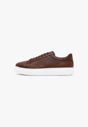 Bruine leren sneaker met een gestructureerd oppervlak, witte rubberen zool en een vetersluiting met vijf oogjes. Minimalistisch ontwerp met zichtbare stikseldetails.