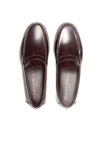 Mocasines de cuero burdeos con acabado suave, costuras decorativas, un pliegue superior y plantilla perforada para transpirabilidad. Logo de la marca visible.