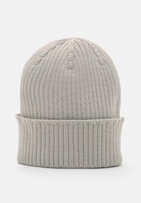 Világosszürke kötött sapka hajtott bordás mandzsettával, sima fehér háttér előtt.