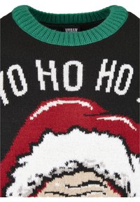 Pulover negru tricotat cu un guler verde cu dungi, având un design cu fața lui Moș Crăciun și text alb "HO HO HO" deasupra graficii.