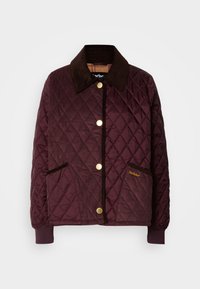 Gequilted jack in diep bordeaux met een bruine corduroy kraag, drukknoopsluiting, twee voorzakken en geribde manchetten. Bevat een subtiele brandingdetail.