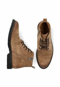 Brązowe zamszowe botki za kostkę o fakturowanym wykończeniu, okrągłym nosku, sznurowanym przodzie oraz bocznym zamku; gumowa podeszwa zapewniająca przyczepność.