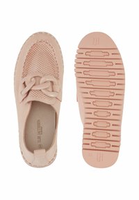 Lichtroze casual schoenen met geperforeerde bovenkant, opvallend kettingdetail, flexibele rubberen zool en een gestructureerd profiel. Maat 39.