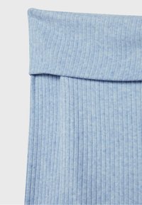 Helles blaues geripptes Gewebe mit einem umgeschlagenen Bündchendesign. Die Textur ist weich und dehnbar und weist dezente vertikale Streifen auf.