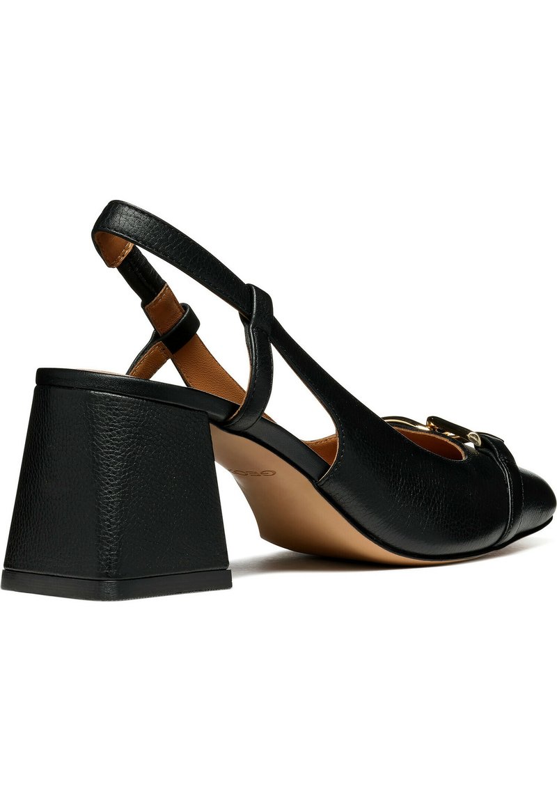 Chausson en cuir noir à talon slingback avec une finition texturée, bout fermé et un talon chunky anguleux. Présente un accent de boucle dorée sur le devant.