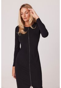 Czarna sukienka z długim rękawem, z zamkiem błyskawicznym z przodu, dopasowany krój, gładka faktura i długość do kolan.