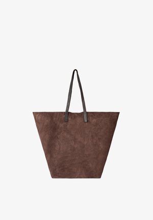 Große braune Wildleder-Shopper-Tasche mit dunkelbraunen Ledergriffen, breiter Trapezform und glatter Oberfläche.