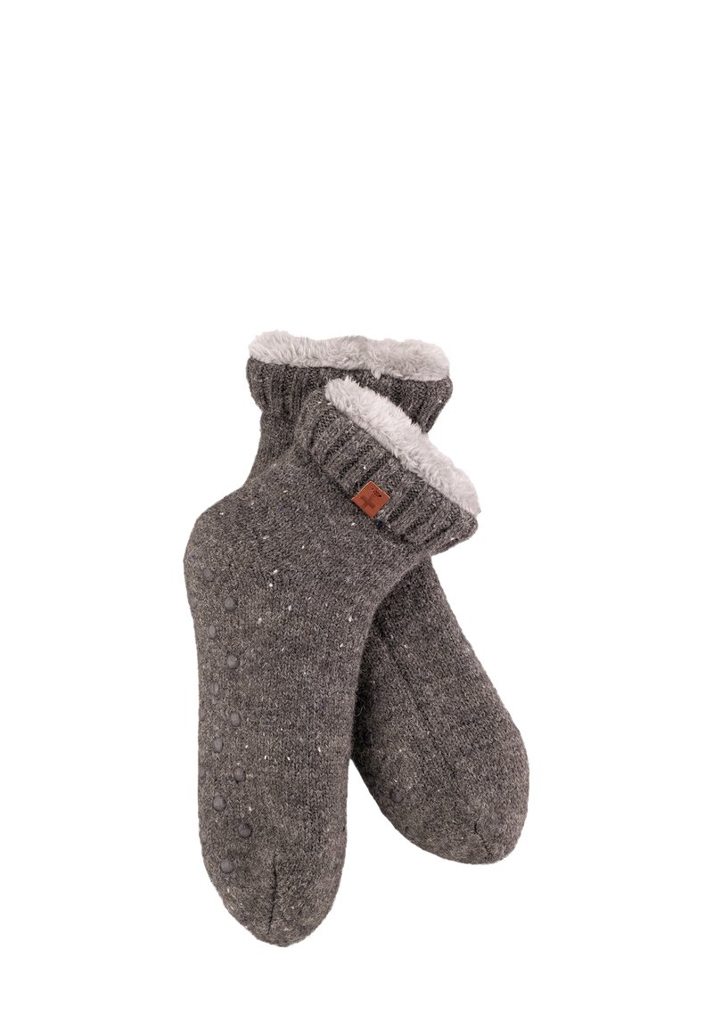 Grijze gebreide sokken met een donzige witte rand en verspreide textuurdetails. Voorzien van een klein bruin merkje aan de zijkant.