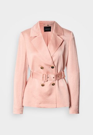 Blazer rose clair croisé avec une texture lisse, détail d'une ceinture unique et boutons dorés. Doté d'un col aigu et d'une coupe ajustée.