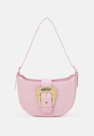Sac à épaule en cuir rose avec boucle décorative dorée portant l'inscription Versace Jeans Couture, et une fine bandoulière, sur fond blanc.