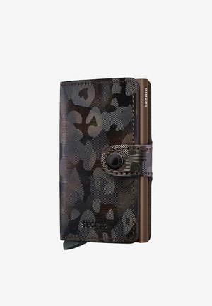 Portafoglio compatto realizzato in pelle testurizzata con un motivo geometrico in tonalità di marrone e nero. Presenta una chiusura a scatto e accessori in metallo.