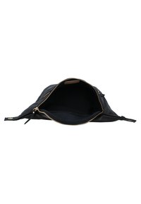 Pochette en cuir noir avec une fermeture éclair dorée entièrement ouverte, montrant l'intérieur vide et des sangles à bouton-pression aux deux extrémités.