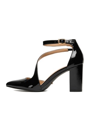 Décolleté in vernice nera con tacco alto, punta affusolata, cinturino alla caviglia e tacco a blocco, mostrata di profilo su sfondo bianco.