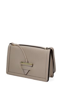Borsa a mano in pelle beige con un design strutturato, caratterizzata da un accento triangolare e finiture in tonalità oro. Texture liscia, manico corto.