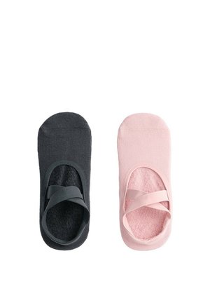 Eine schwarze und eine rosa Ballettsocke mit elastischen Kreuzriemen, nebeneinander auf weißem Hintergrund platziert.