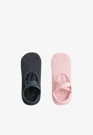 Eine schwarze und eine rosa Ballettsocke mit elastischen Kreuzriemen, nebeneinander auf weißem Hintergrund platziert.