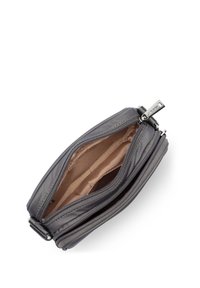 Portafoglio grigio con zip e due compartimenti, realizzato in tessuto liscio. Presenta una fodera interna beige e accessori in tono argento.