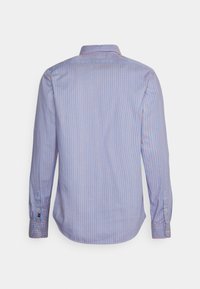 Camicia a maniche lunghe di colore azzurro chiaro con righe verticali rosa, con polsini abbottonati e collo classico. Tessuto in cotone morbido, vestibilità regolare.