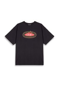 Camiseta de algodón negra con un gráfico ovalado central en rojo y dorado que presenta el texto "GRMY" y llamas. Diseño de manga corta y cuello redondo.