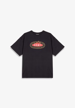 Czarny bawełniany t-shirt z centralnym owalnym grafiką w kolorze czerwonym i złotym, na której znajduje się napis "GRMY" oraz płomienie. Krótkie rękawy i klasyczny dekolt.