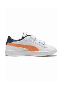 Tenis alb cu accente portocalii și bleumarin, având un superior din piele netedă, benzi cu arici și o talpă îmblănită.
