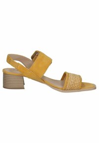 Sandal giallo con un cinturino intrecciato testurizzato e parte superiore in camoscio, dotato di un tacco quadrato e fibbia regolabile per una vestibilità sicura.