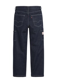 Pantalones cargo de mezclilla oscura con corte recto, dos bolsillos traseros y un bolsillo lateral. Presenta costuras blancas y una etiqueta de marca en el bolsillo derecho.
