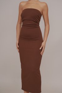 Hnedé midi šaty bez ramienok s priliehajúcim strihom, vyrobené z hladkej tkaniny, majú bodycon dizajn s štíhlou siluetou a dĺžkou po kolená.