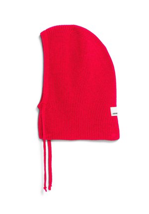 Berretto di maglia rosso con design slouchy, texture a costine e lacci ai lati. Presenta un'etichetta di marca su un lato.