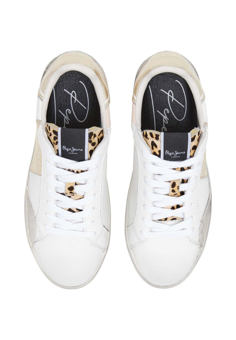 Sneakers bianchi in pelle liscia con dettagli lucidi. Fodera interna con stampa leopardata visibile. Lacci e collari imbottiti. Design minimalista.
