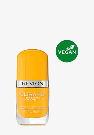 Knallgelbe Revlon Ultra HD Snap Nagellackflasche mit silbernem Deckelband und grünem, rundem veganem Etikett mit Blatt-Symbol.