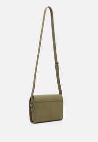 Borsa a tracolla verde oliva, forma rettangolare, realizzata in materiale testurizzato, con una tracolla regolabile e un logo discreto sul davanti.