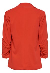 Blazer rojo con una textura suave, solapa con muesca y acentos de mangas fruncidas. La parte posterior presenta un diseño limpio y sin adornos.