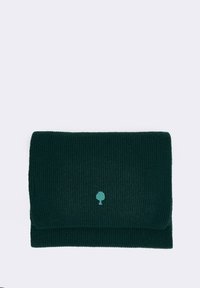Geribbelde groene stoffen clutch met een gevouwen ontwerp, voorzien van een klein blauw boomborduursel aan de voorkant. Duurzaam en textuurrijk.