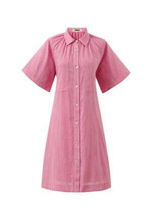 Robe boutonnière rose avec des manches courtes, fabriquée à partir d'un tissu texturé, dotée de poches avant et d'un col classique.