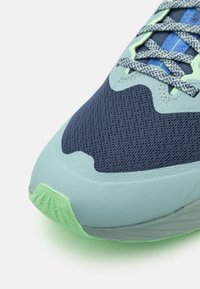 Laufschuh mit einer strukturierten navyblauen Oberseite und hellblauen sowie mintgrünen Akzenten. Mesh-Gewebe für Atmungsaktivität und ein detailliertes Schnürsystem.