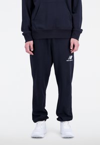 New Balance ESSENTIALS STACKED LOGO FRENCH TER - Pantalones deportivos - black