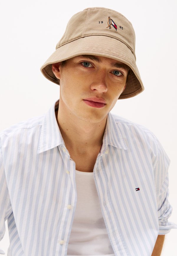 SEASONAL FLAG WASH BUCKET HAT - Hat - khaki