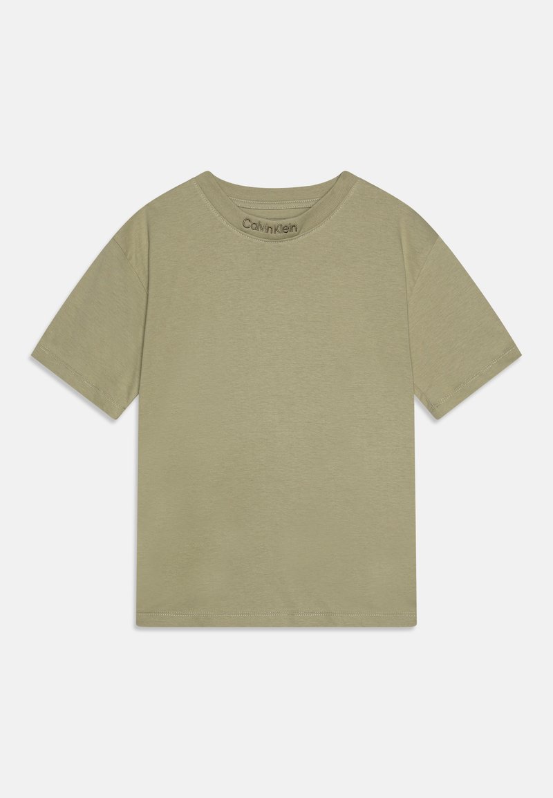 Olivgrünes Baumwoll-T-Shirt mit rundem Halsausschnitt, kurzen Ärmeln und dezentem Logodetail am Kragen in passender Farbe.