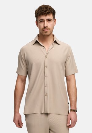 Beige overhemd met korte mouwen en verticale strepen, met knoopsluiting aan de voorkant, gemaakt van zachte stof en met een klassieke kraag, gecombineerd met bijpassende broek.