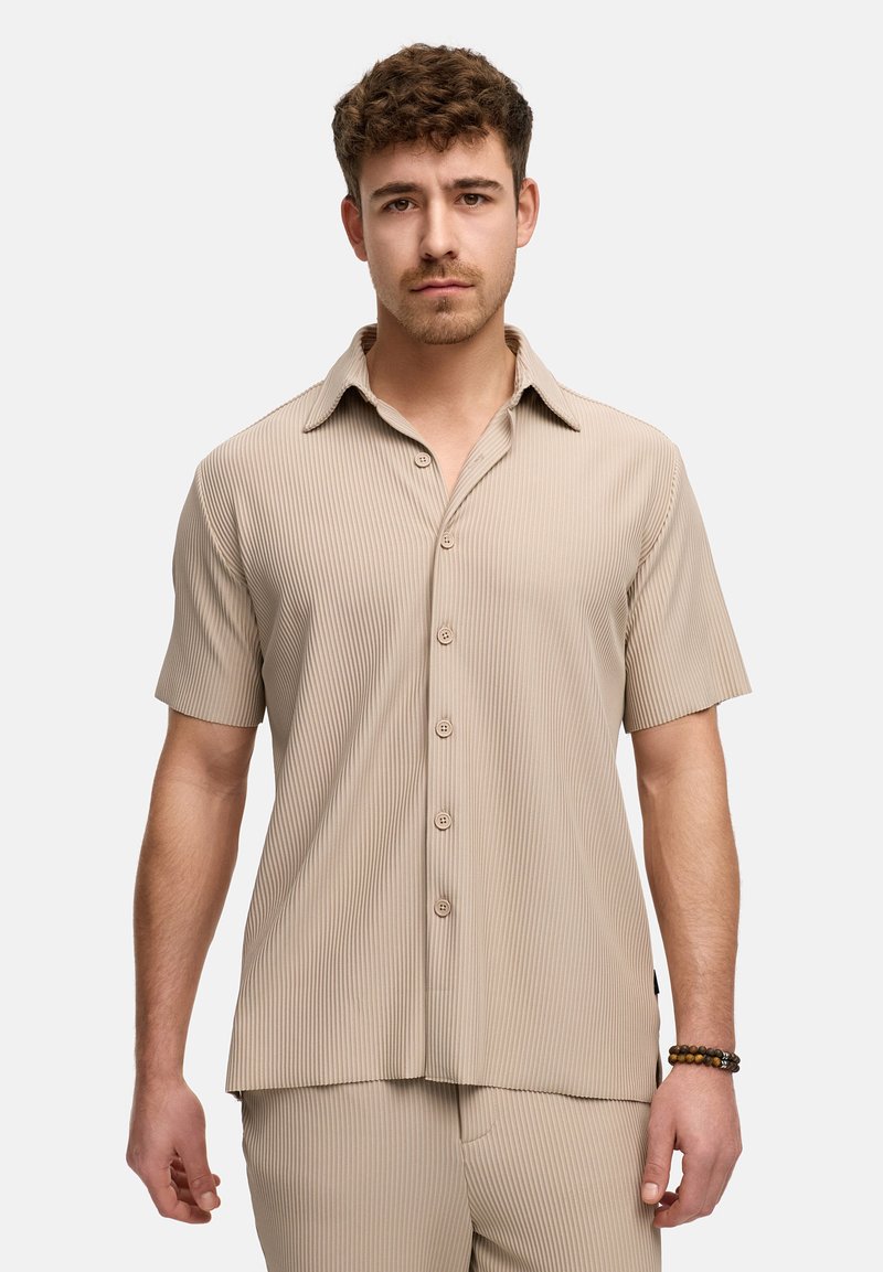 Beige overhemd met korte mouwen en verticale strepen, met knoopsluiting aan de voorkant, gemaakt van zachte stof en met een klassieke kraag, gecombineerd met bijpassende broek.