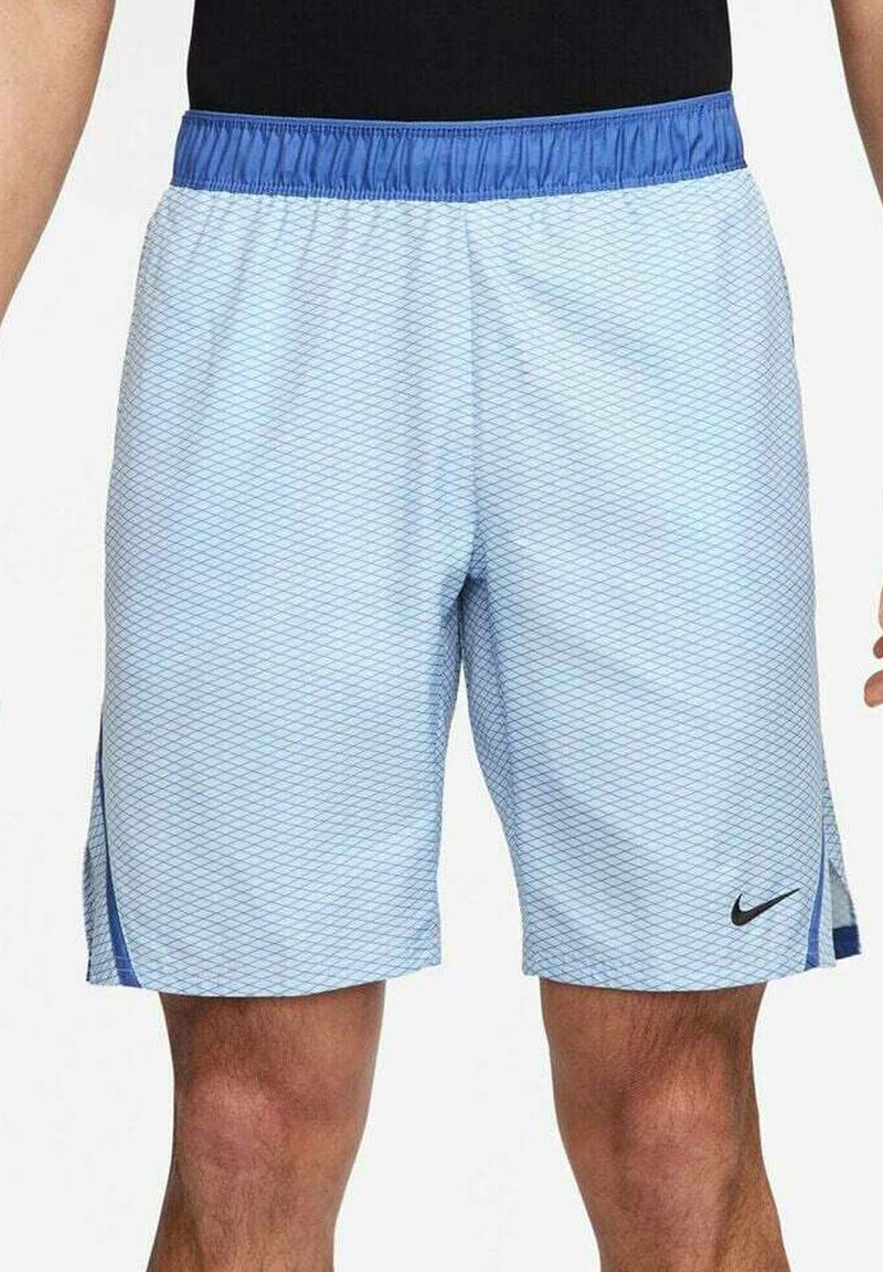 Shorts Nike bleu clair avec un motif en diamant, une taille élastique avec un liseré bleu, et un logo noir en bas à droite.