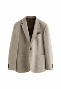 Blazer marrón claro con tejido texturizado, dos bolsillos frontales, un bolsillo en el pecho con un detalle cuadrado marrón y acentos de botones negros en las mangas.