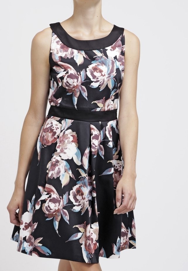 Černé květinové šaty bez rukávů, vyrobené z pololesklé tkaniny, s velkými růžovými a modrými růžemi a přiléhavým pasem.
