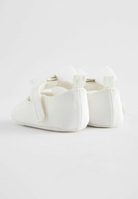 Baker by Ted Baker PADDERS WITH ORGANZA BOW - Încălțăminte bebeluși - ivory