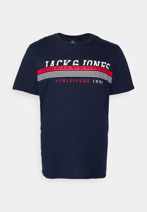T-shirt bleu marine à manches courtes avec "JACK & JONES", bande rouge, lignes blanches et texte "ATHLEISURE 1990" sur la poitrine.