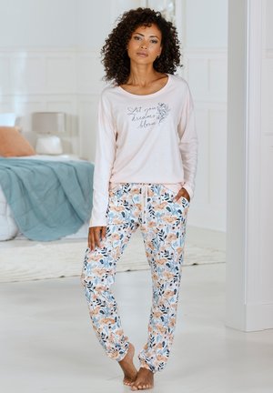 Hellrosa Langarmoberteil mit Blumenmuster und dem Text "Lass deine Träume blühen"; mit Blumenmuster versehene Schlafanzughose aus weichem Stoff und mit Kordelzug.