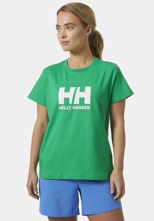 Zielona bawełniana koszulka z dużym białym logo "HH" oraz napisem "HELLY HANSEN", połączona z jasnoniebieskimi szortami.